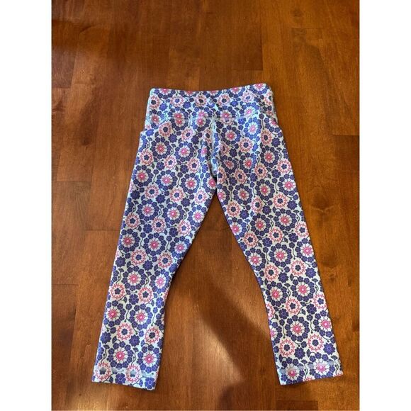 Woman’s Lululemon size 4, colorful Capri pants - Picture 4 of 5